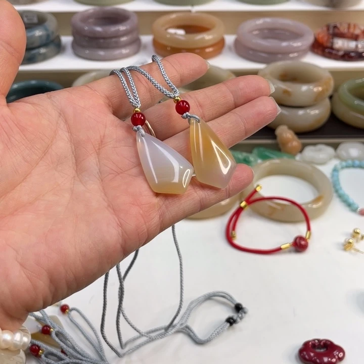 石英质玉颈饰未镶嵌