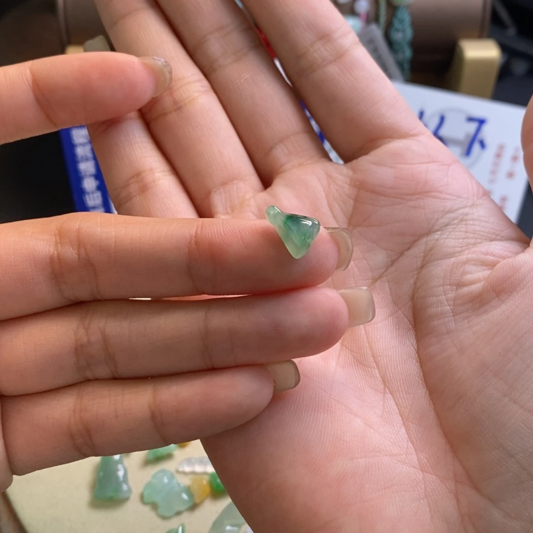 “***人翡翠未镶嵌颈饰17864