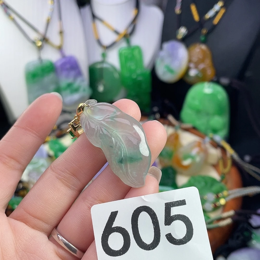 翡翠未镶嵌吊坠(赠链)