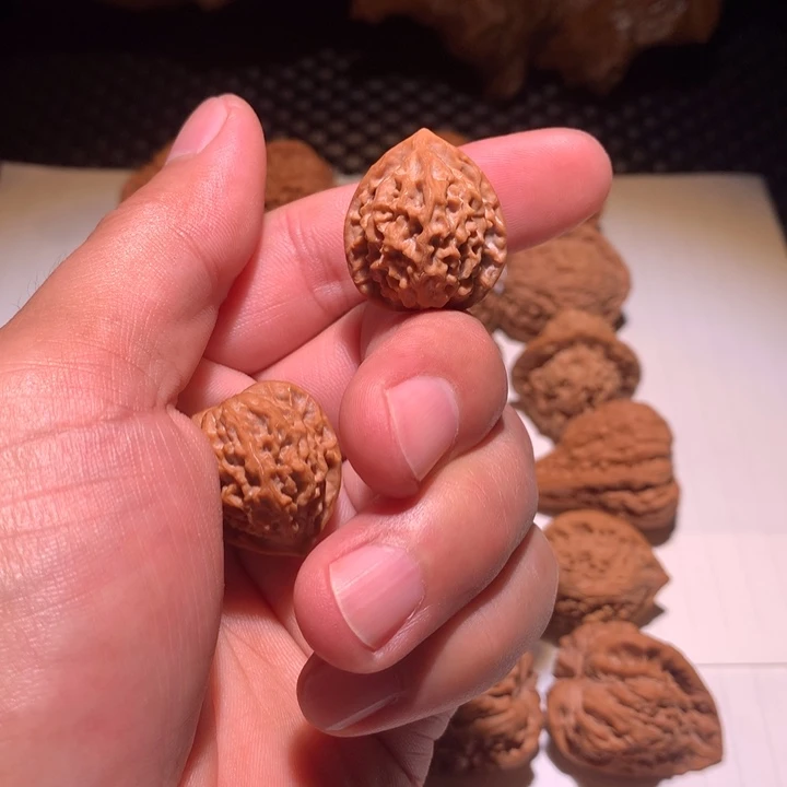 文玩核桃吊坠金山