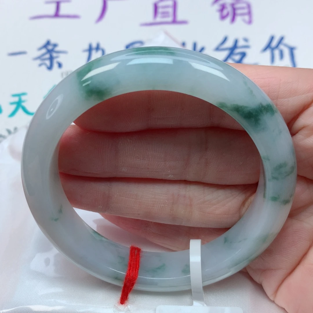 翡翠手镯未镶嵌56圈 飘绿花 细腻