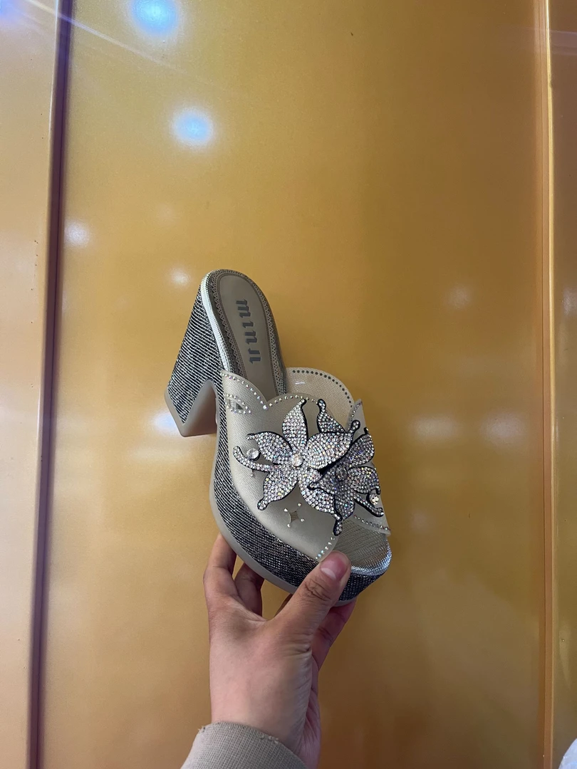 知足敏儿原创水钻粗跟水晶夏季拖鞋女933A-3（样品清版介意慎拍）