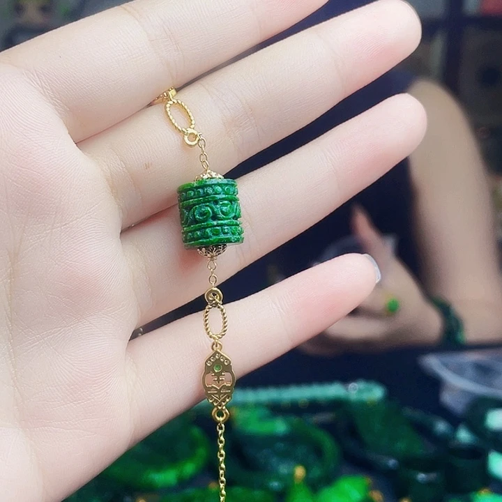 翡翠未镶嵌颈饰多样性