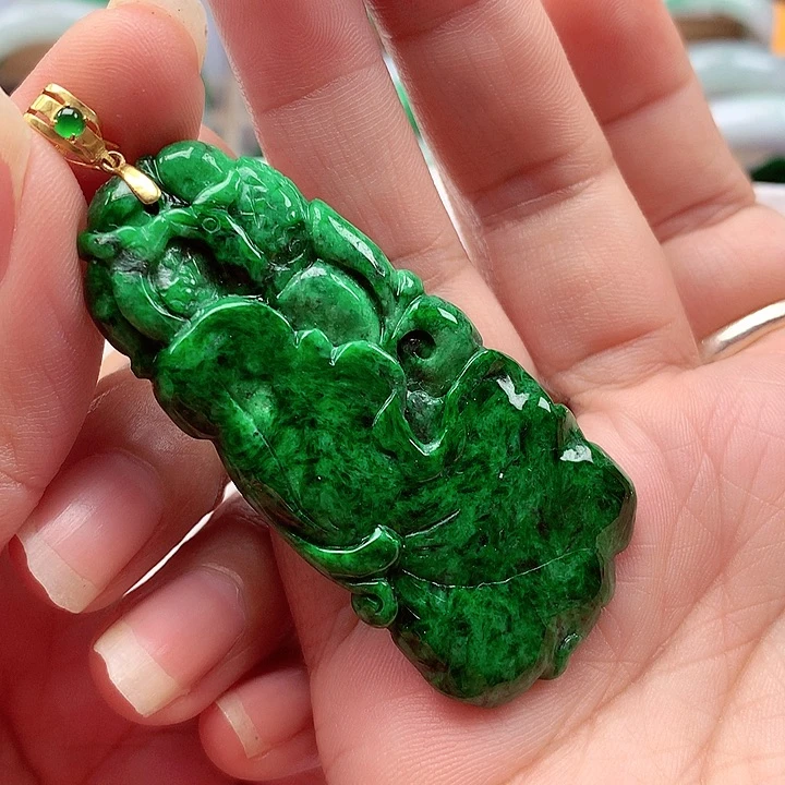 翡翠18K金镶嵌颈饰翡翠