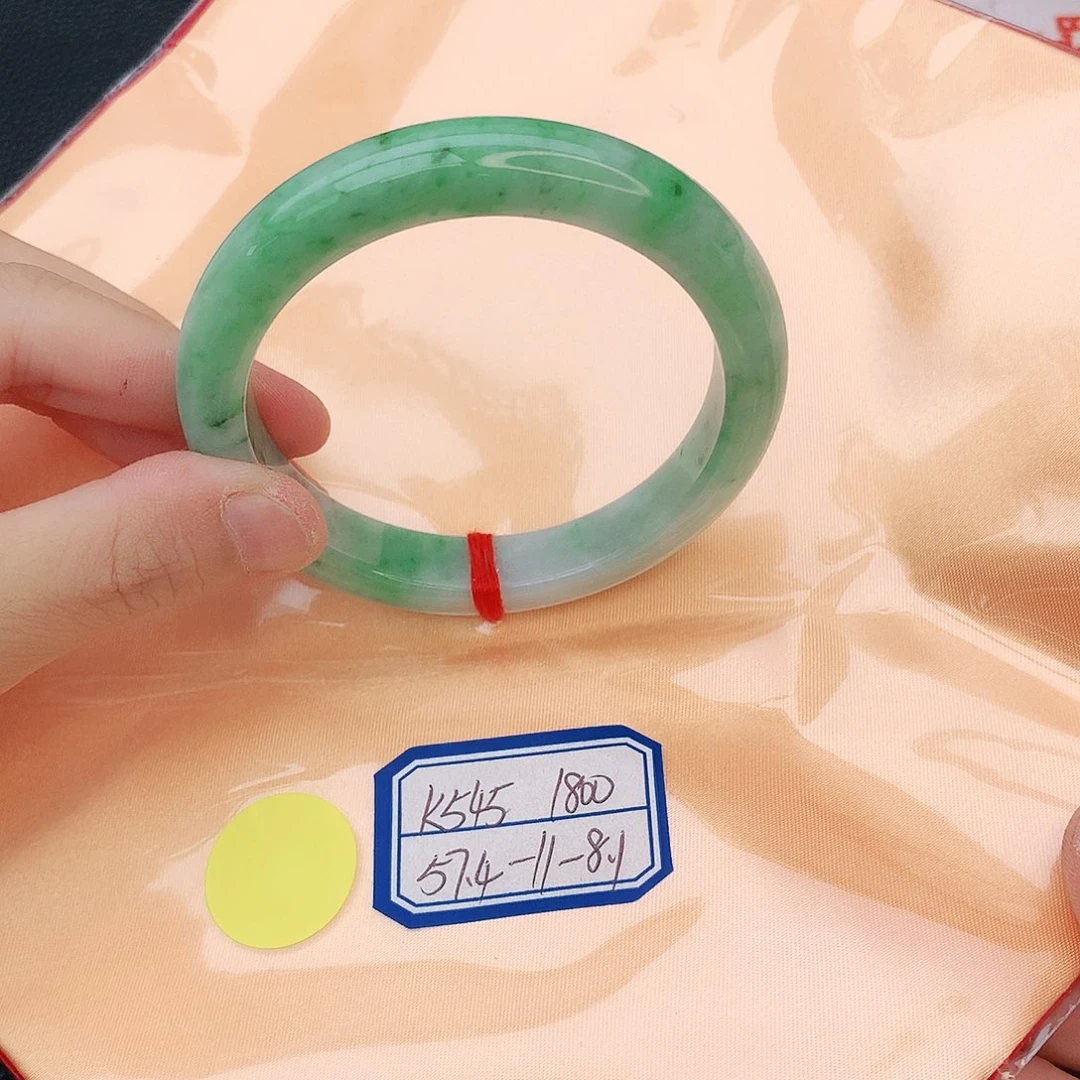 翡翠手镯未镶嵌翡翠