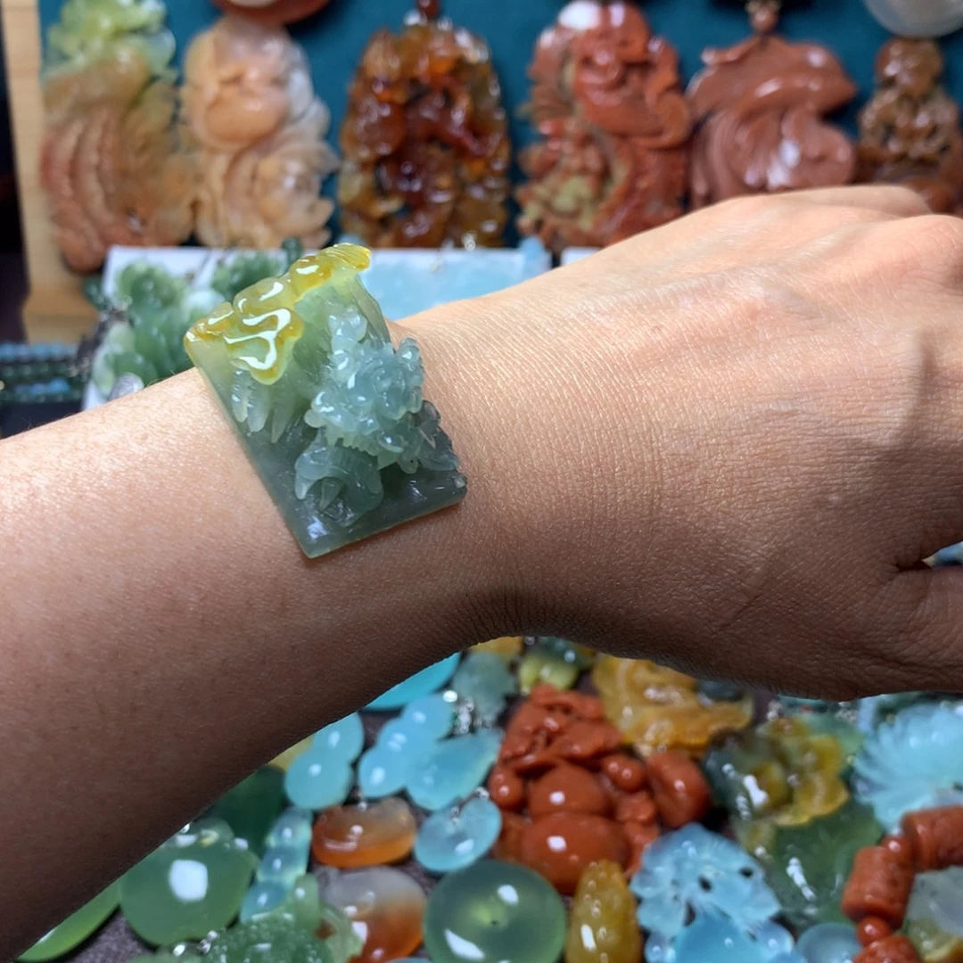 蛇纹石玉未镶嵌挂坠