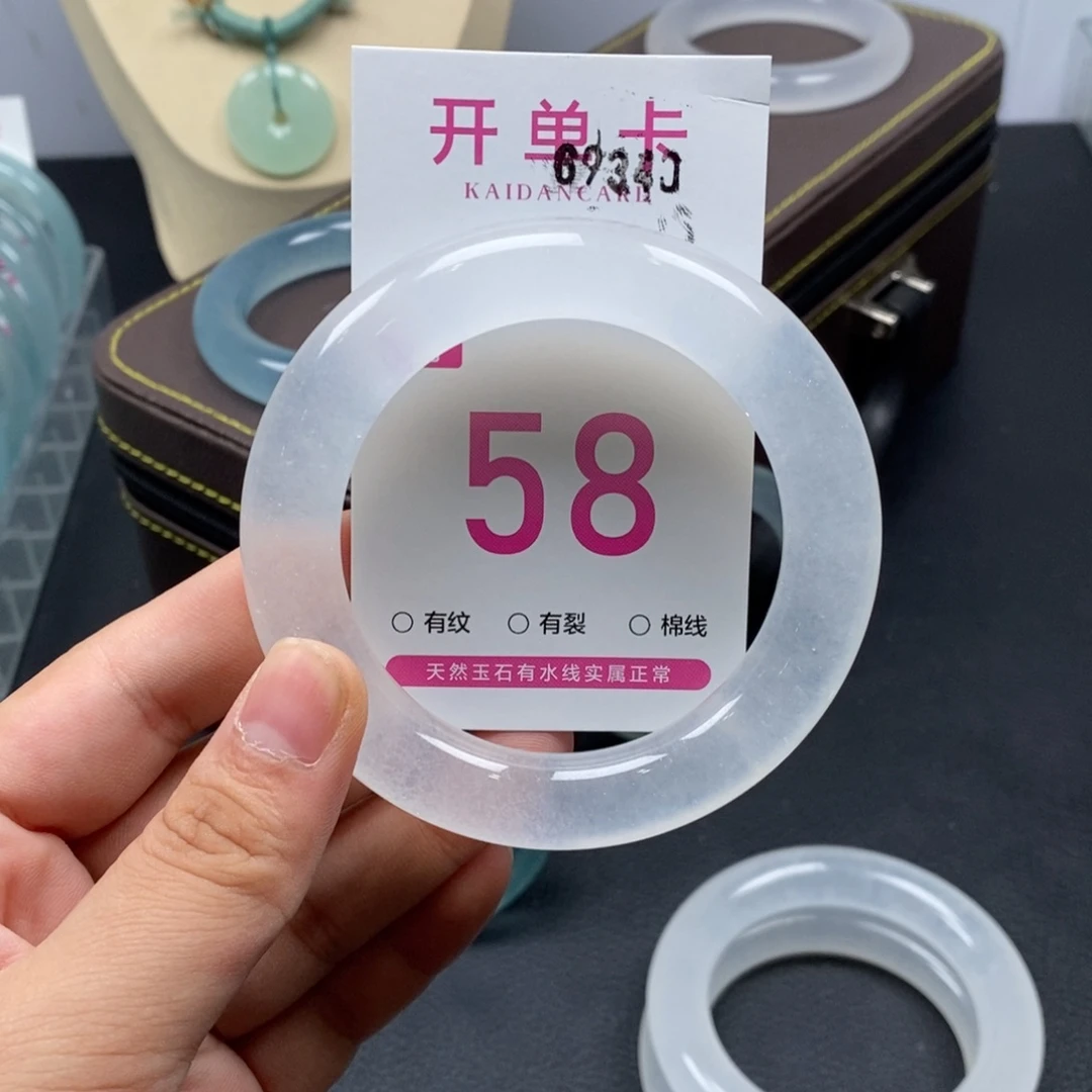 未***来未镶嵌手镯石英岩玉