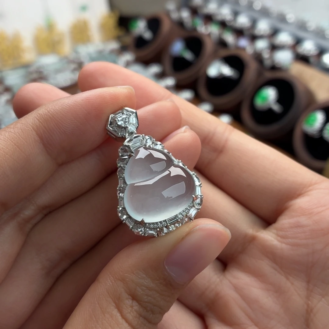 翡翠18K金镶嵌颈饰