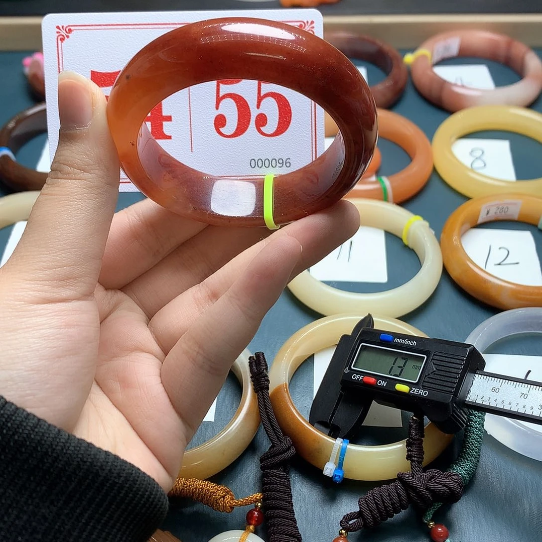 未镶嵌石英质玉（黄龙玉）手镯