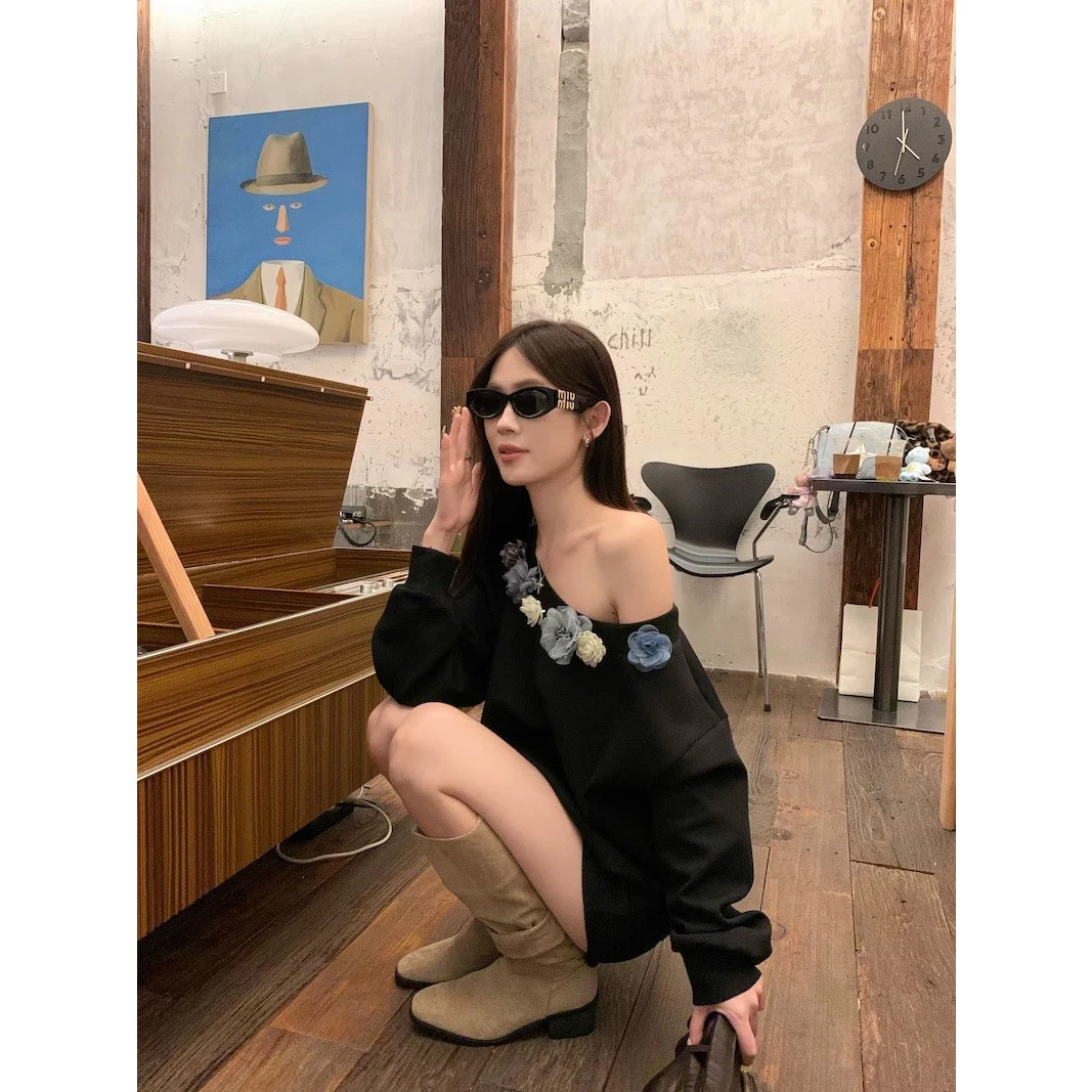 美式复古灰色立体花朵斜肩卫衣女秋季宽松设计高级感小众露肩上衣