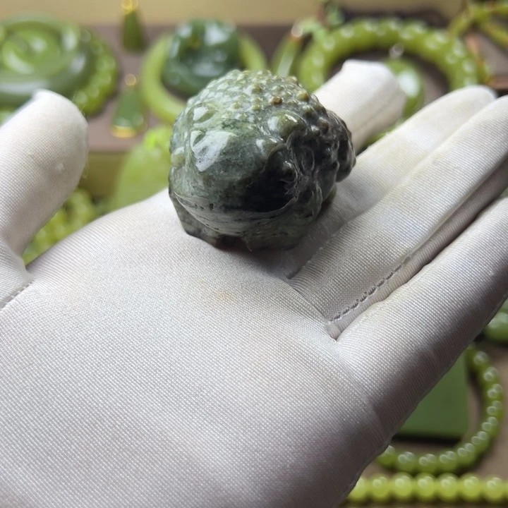 未镶嵌岫岩老玉（透闪石质玉）挂件