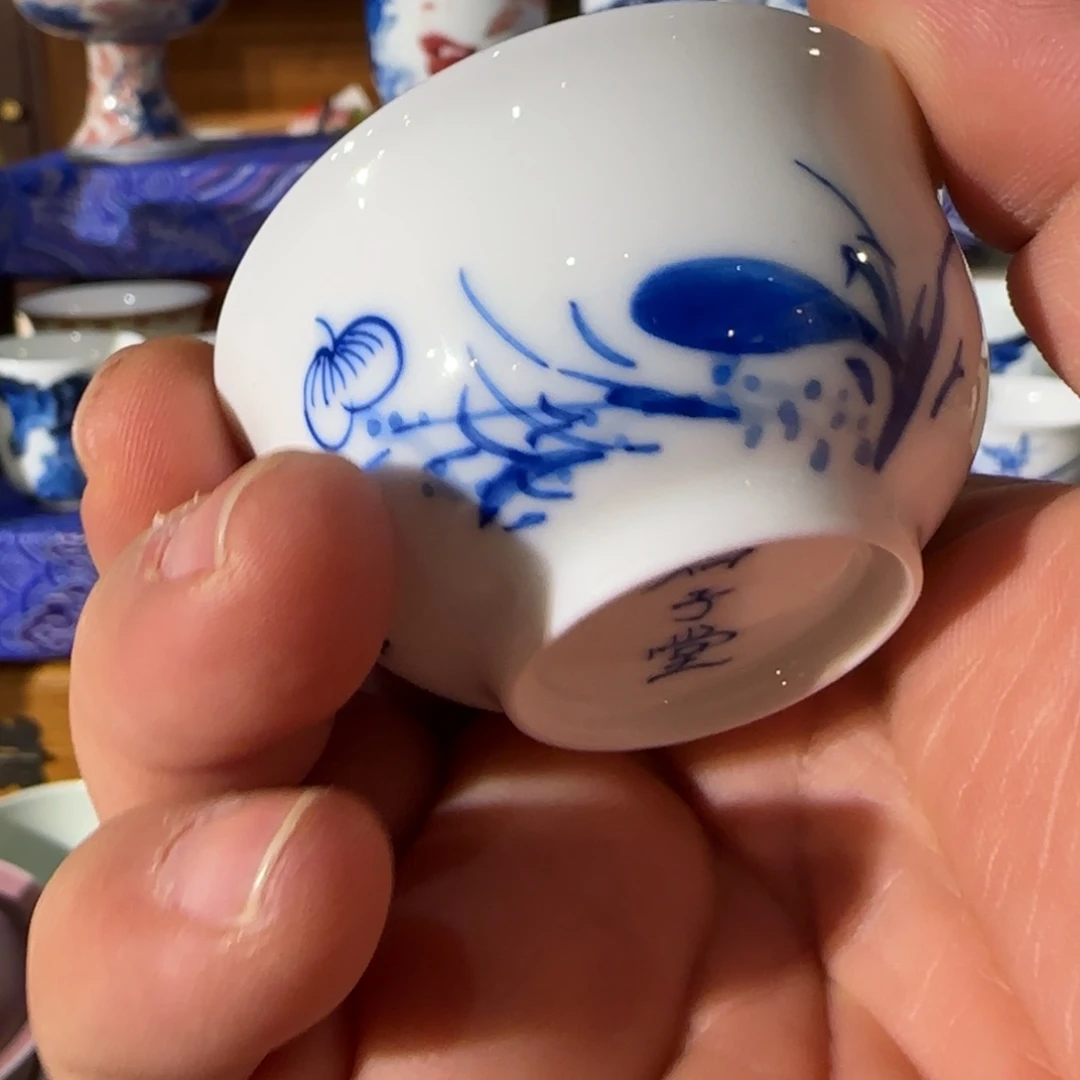 瓷手绘青花荷花小客杯