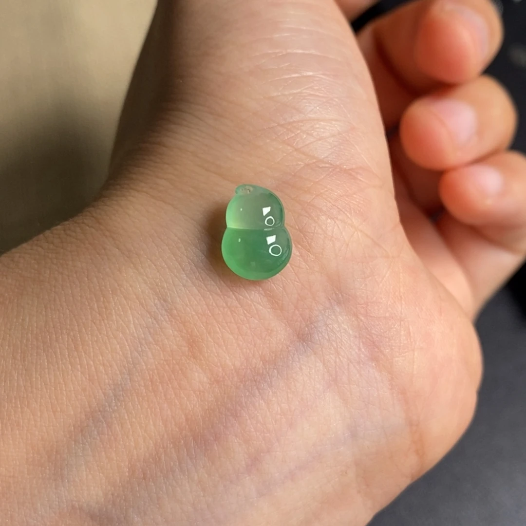 翡翠未镶嵌颈饰葫芦