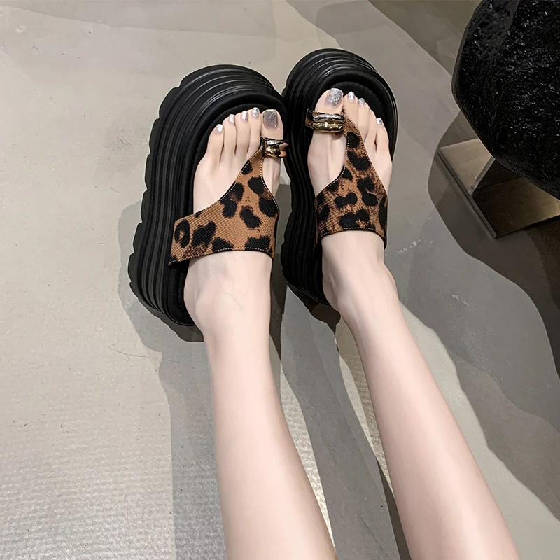 豹纹厚底增高凉拖鞋女夏外穿高级感2025新款配裙子洋气海边沙滩鞋