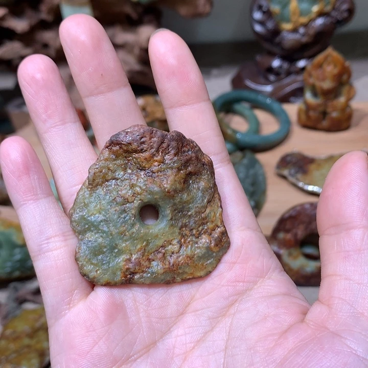 未镶嵌岫岩河磨玉（透闪石质玉）挂件