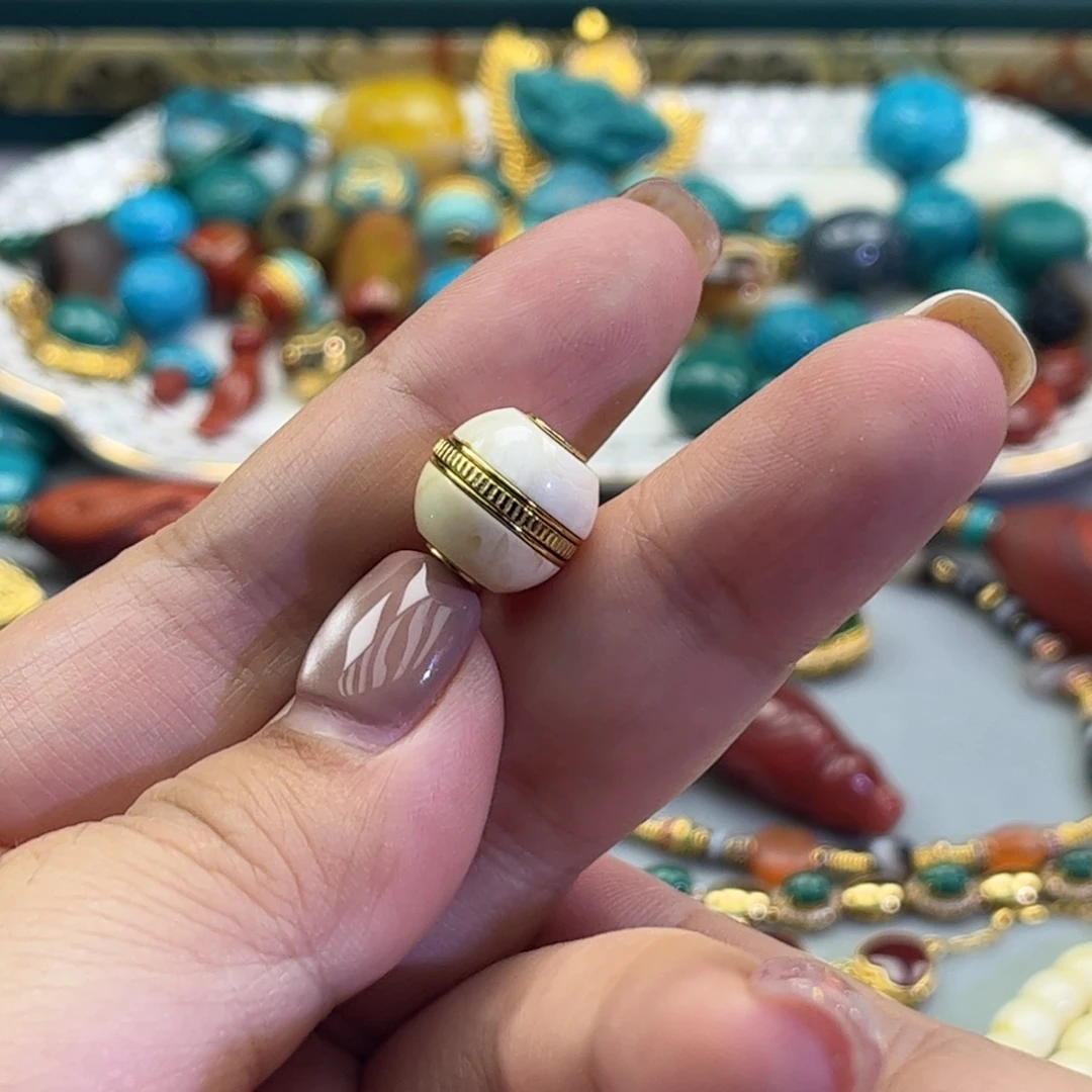 琥珀未镶嵌珠宝奇石6