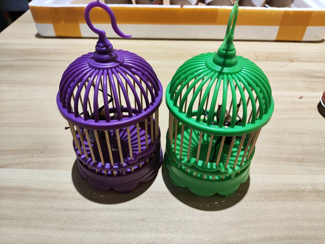 2个蝈蝈笼子颜色随机发,送残疾两只,断须,瘪眼,少抓花,不影响开叫