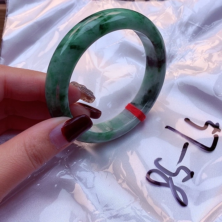 翡翠手镯未镶嵌翡翠