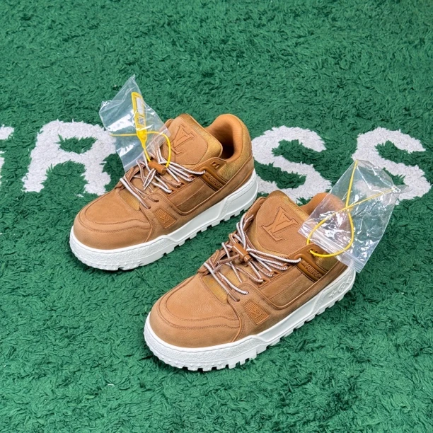 未使用 LouisVuitton/路易威登 TRAINER胖丁棕色 UK8 42码