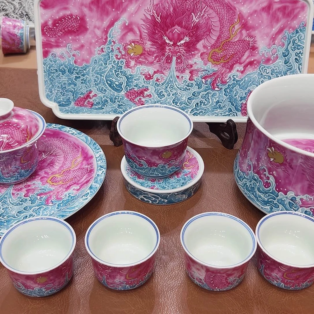 摆件景德镇陶瓷艺术展在上海举办期间展出作品