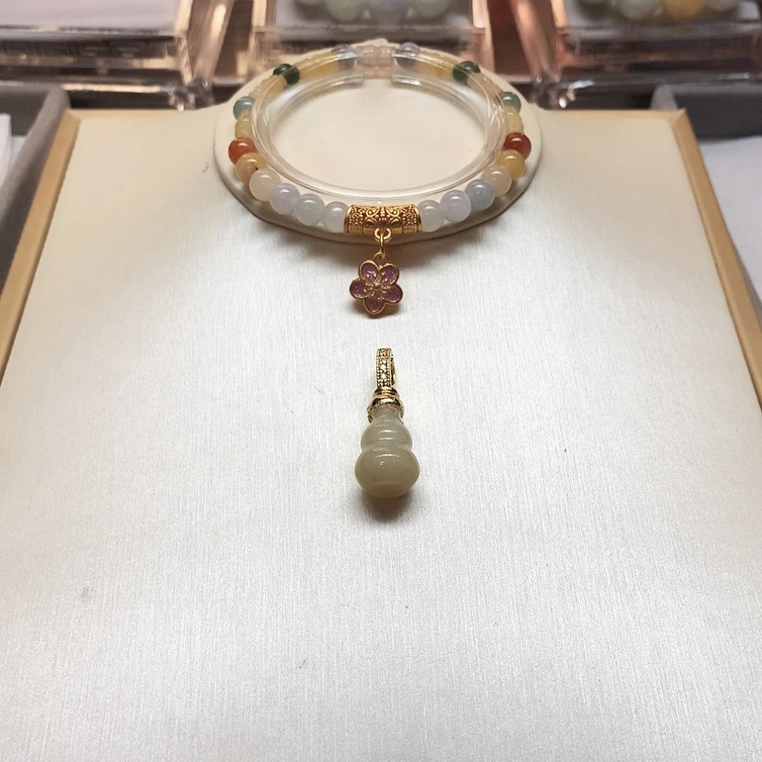 翡翠未镶嵌颈饰一套