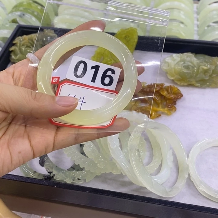 岫玉未镶嵌手镯（圆镯）