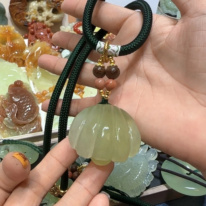 未镶嵌蛇纹石玉吊坠