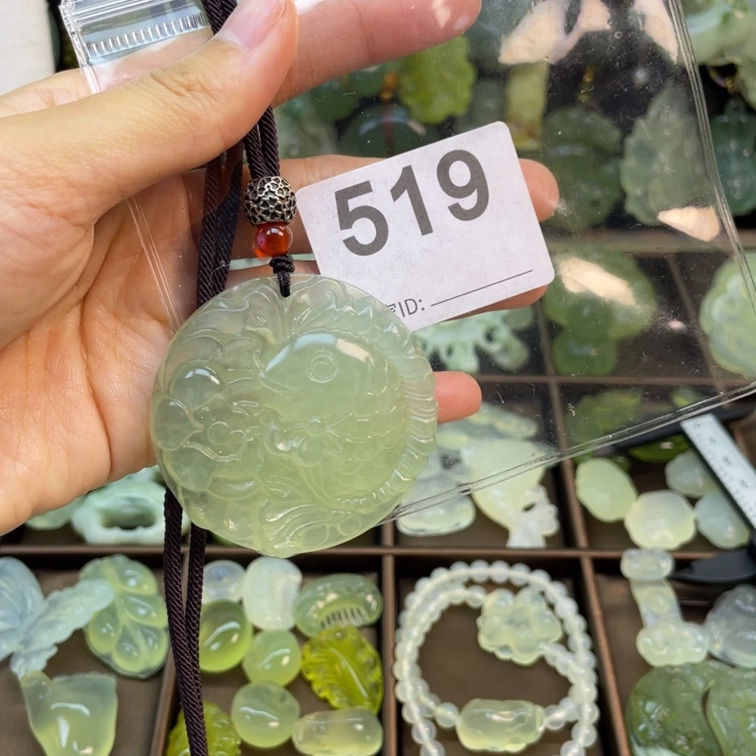 蛇纹石玉未镶嵌颈饰瑕疵款