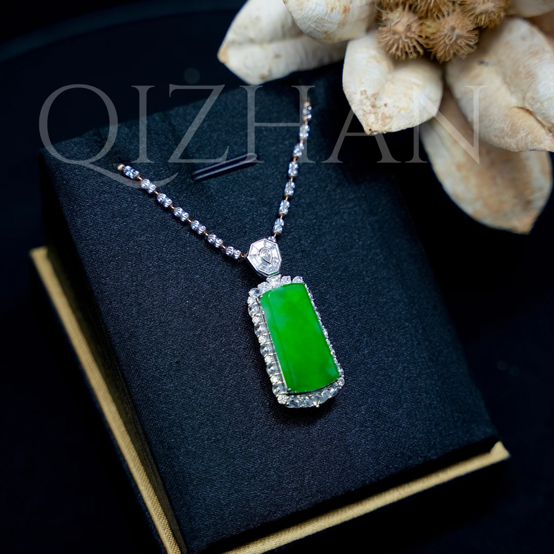 翡翠A货高冰阳绿无事牌 豪镶气质款