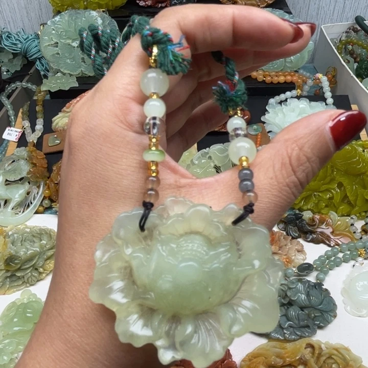 蛇纹石玉未镶嵌颈饰