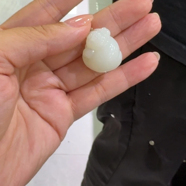 何***姐和田玉未镶嵌颈饰