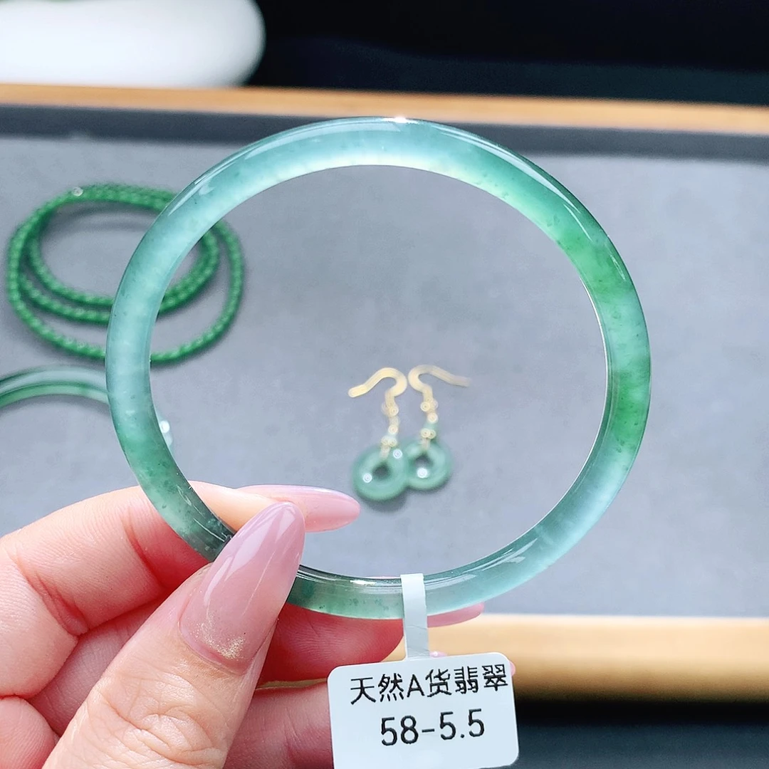 未镶嵌手镯（圆镯）翡翠