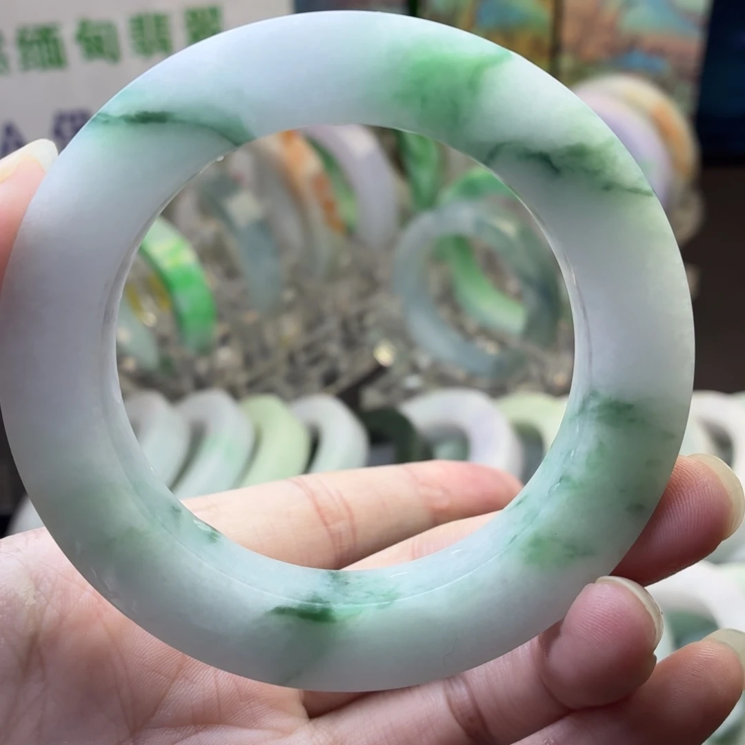 定制翡翠未镶嵌手镯牛奶底飘绿，只此一条