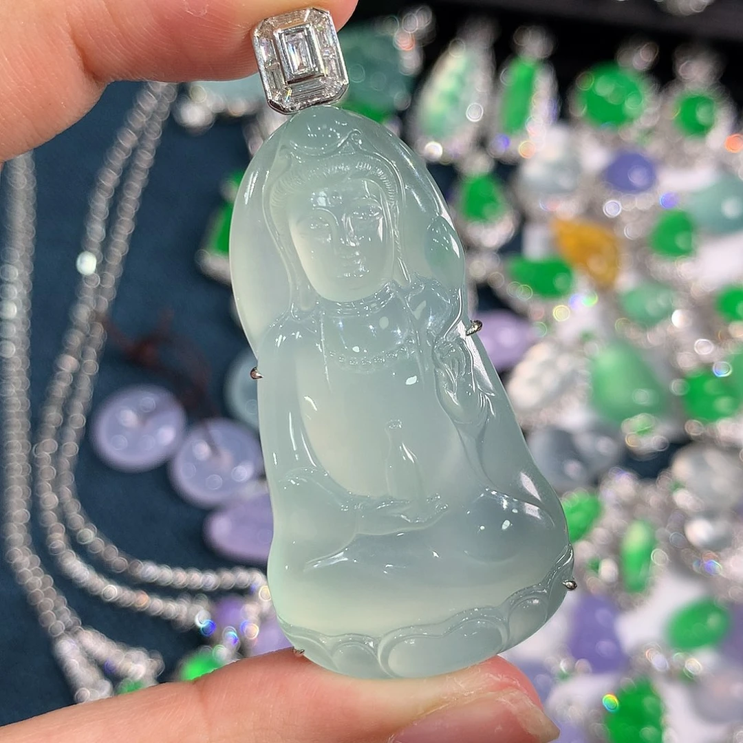 翡翠18K金镶嵌颈饰观音