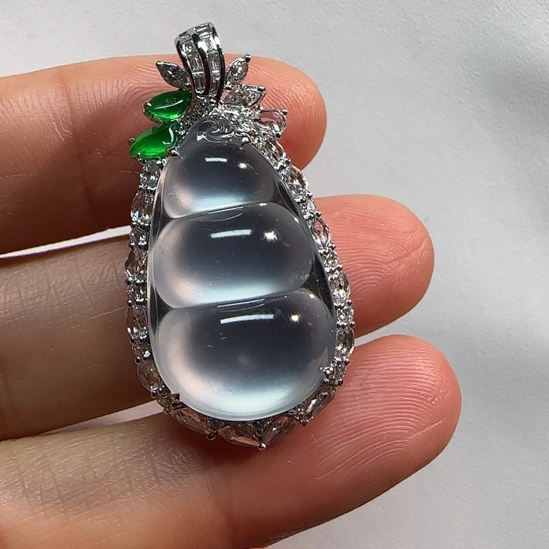 翡翠18K金镶嵌颈饰福豆