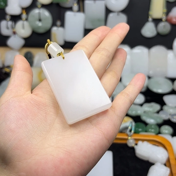 绿***源石英质玉未镶嵌颈饰