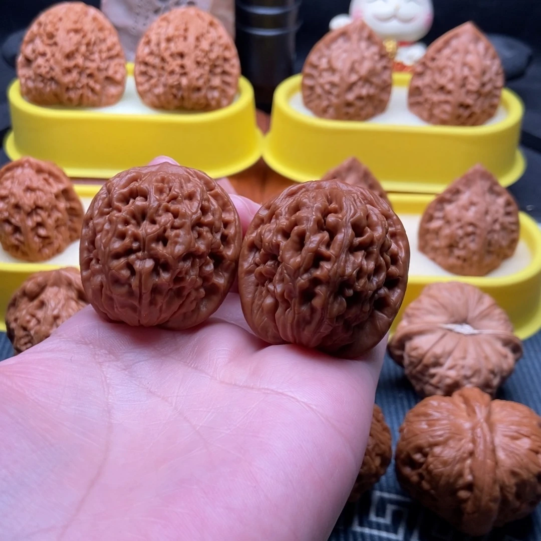 文玩核桃吊坠莲花