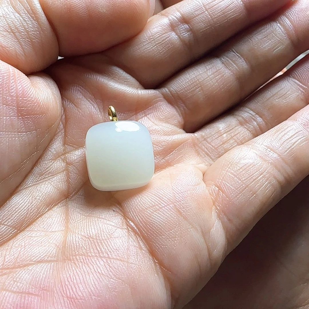 余***暂和田玉18K金镶嵌颈饰