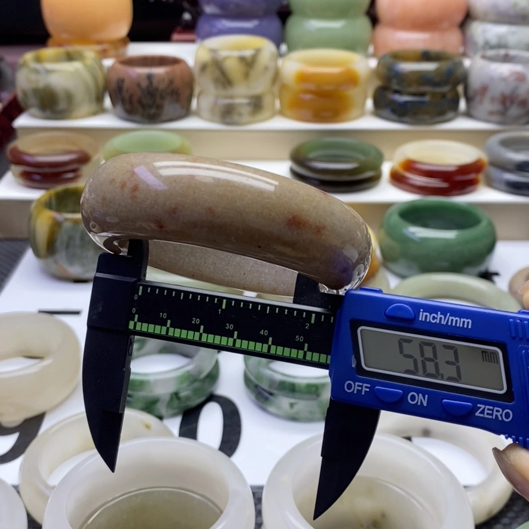 木***川石英质玉未镶嵌手镯