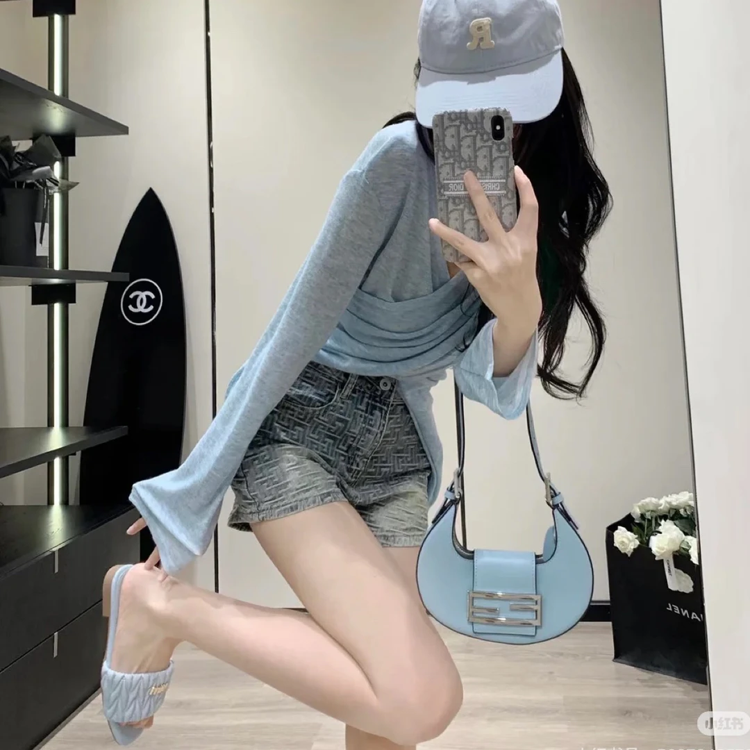 95新 FENDI/芬迪  mini月牙包 浅蓝色牛皮单肩包 16723