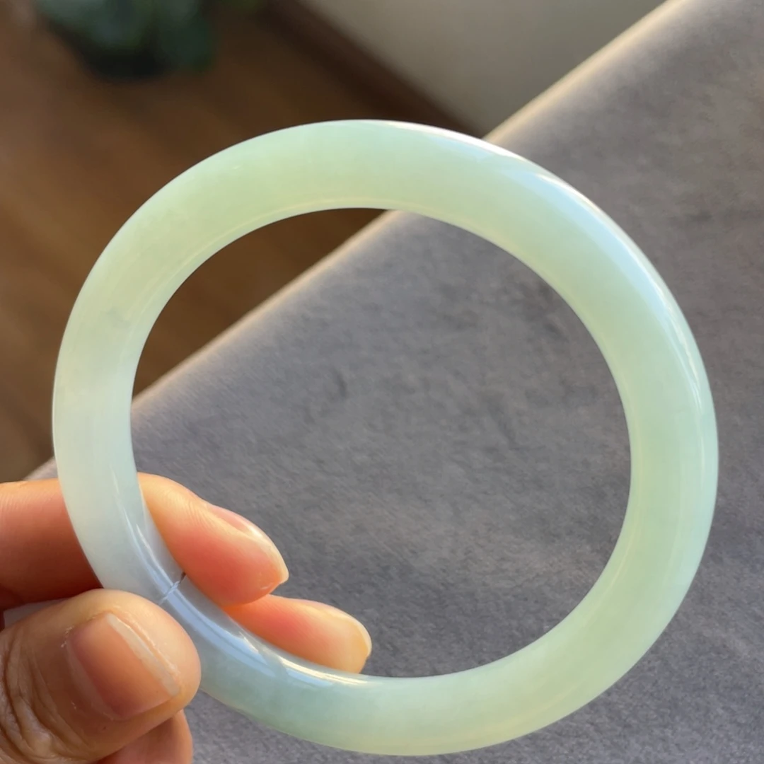 翡翠未镶嵌手镯绿底圆条