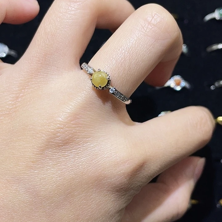 翡翠未镶嵌颈饰戒指