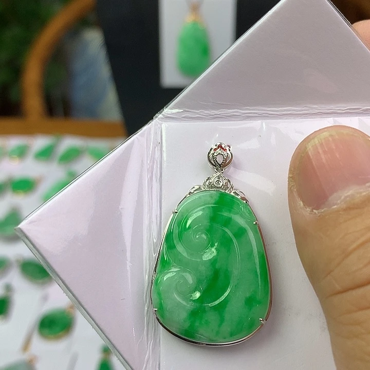 翡翠18K金镶嵌颈饰