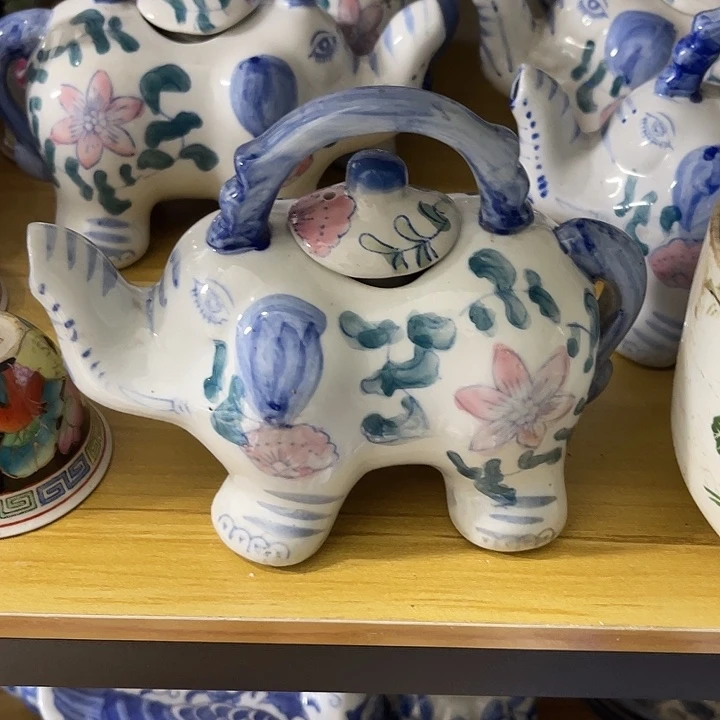 陶瓷制品摆件粉彩象壶