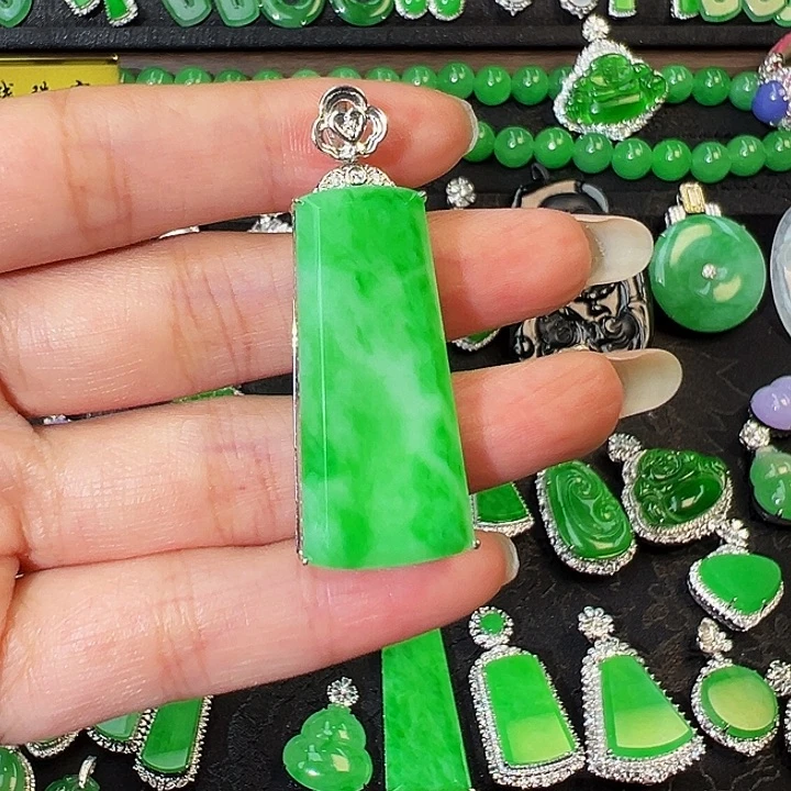 翡翠18K金镶嵌颈饰吊坠