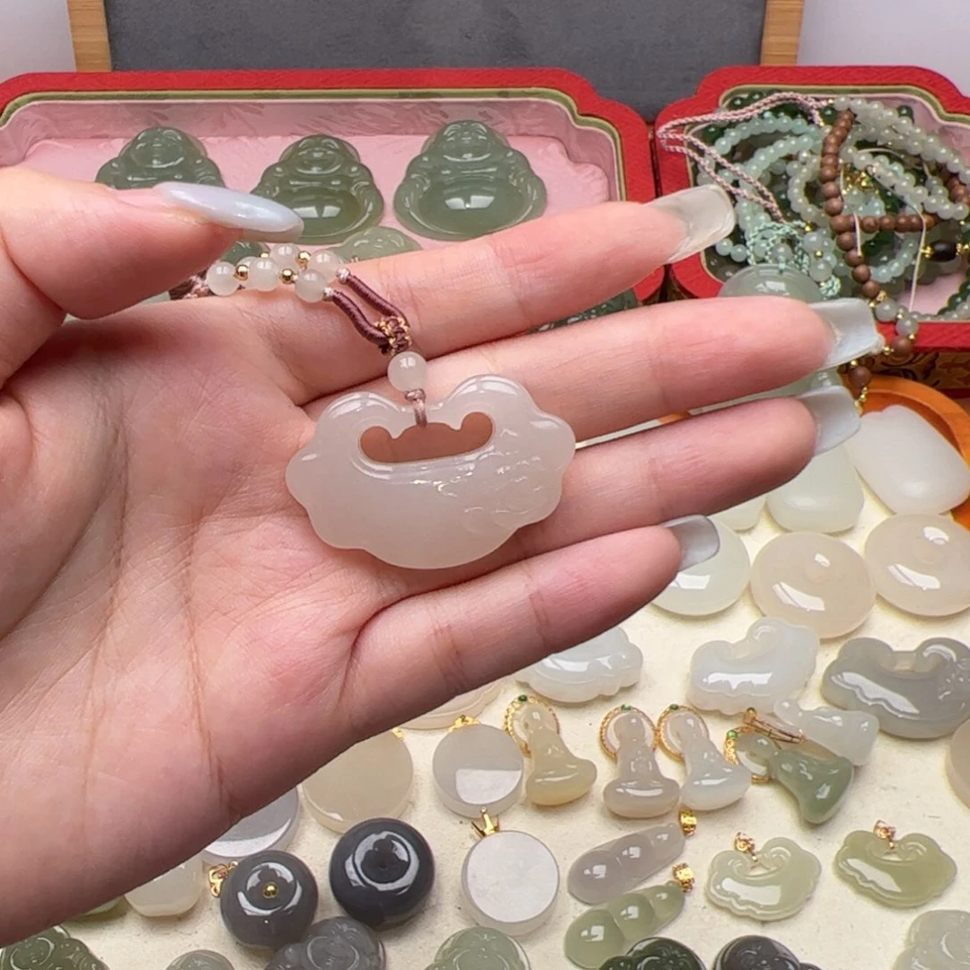 和田玉未镶嵌颈饰艳*