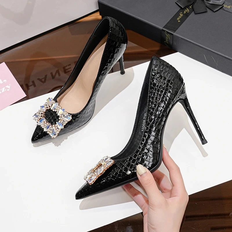 法式漆皮性感白色高跟鞋女2025夏季新款浅口尖头水钻气质细跟单鞋