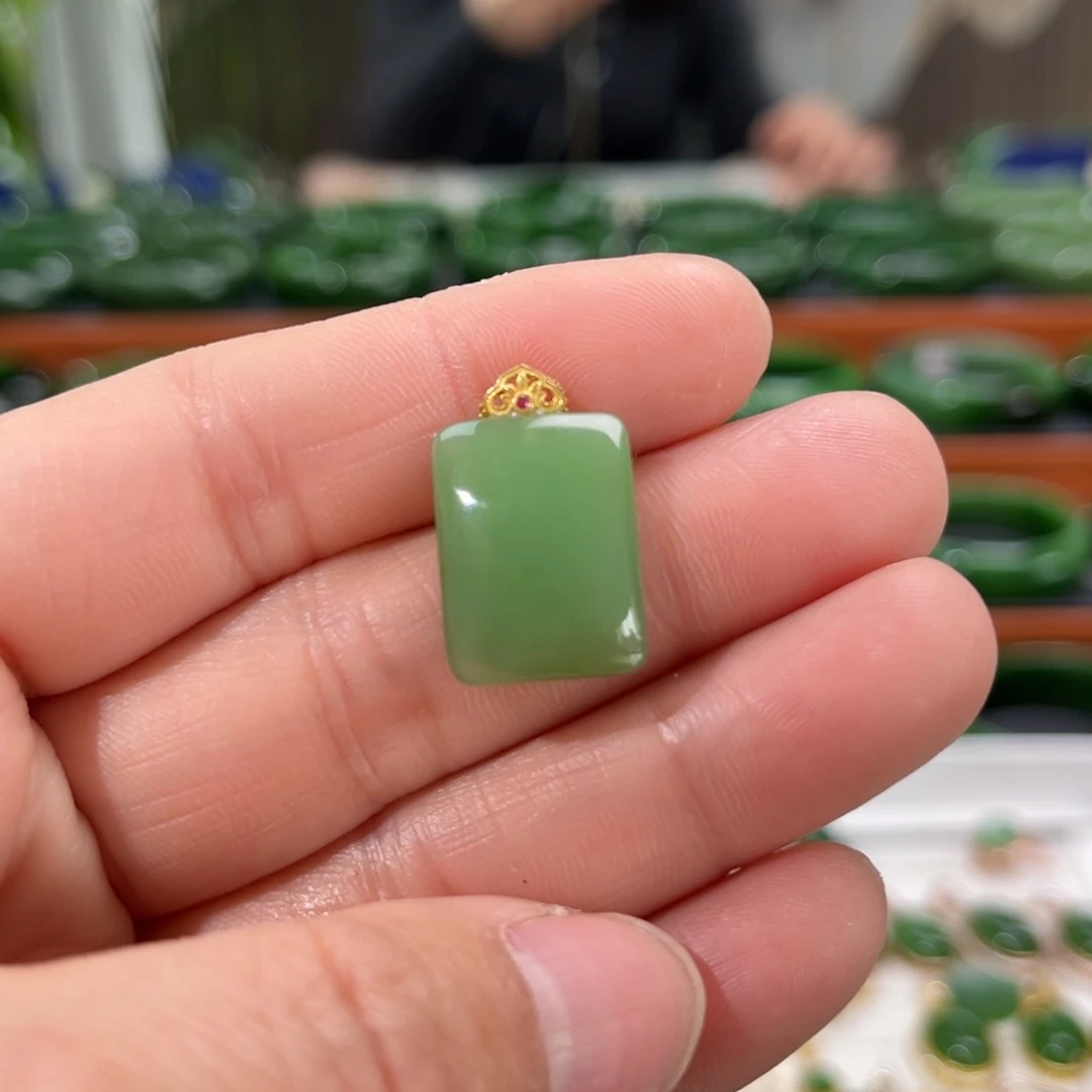 颈饰18K金镶嵌和田玉