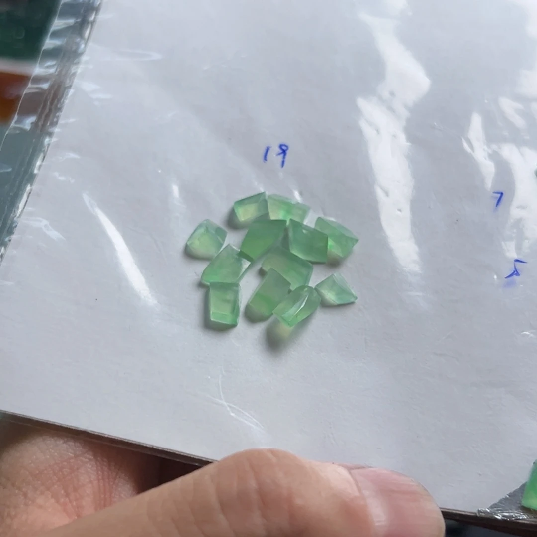 定制翡翠未镶嵌12件 冰甜绿色起光戒面料