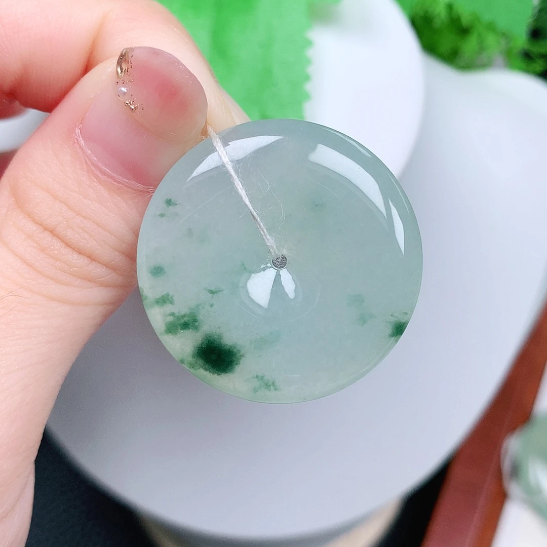 翡翠未镶嵌颈饰平安